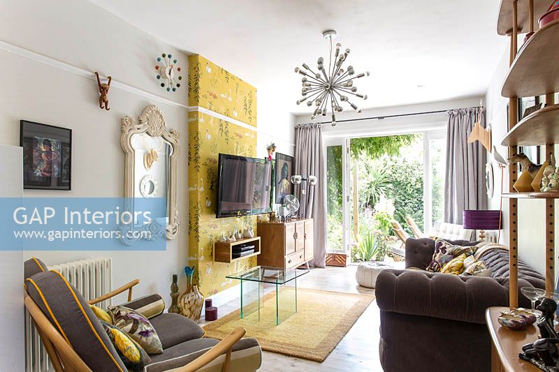 Salon coloré avec des meubles modernes et vintage