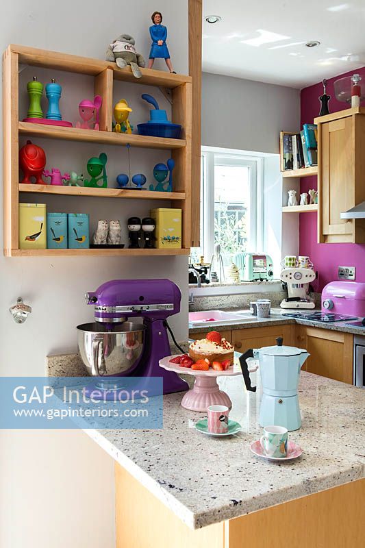 Accessoires de cuisine colorés sur plan de travail en granit