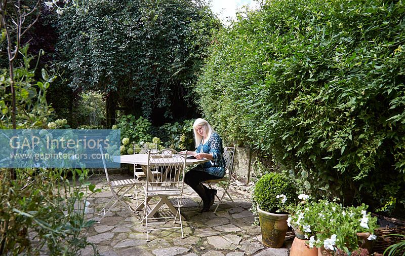 Janet Barbour assise dans son jardin