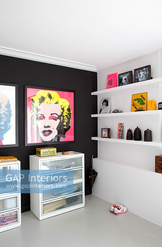 Chambre de fille avec des imprimés de Marilyn par Andy Warhol