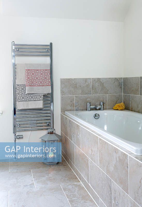 Radiateur sèche-serviettes à côté de la baignoire