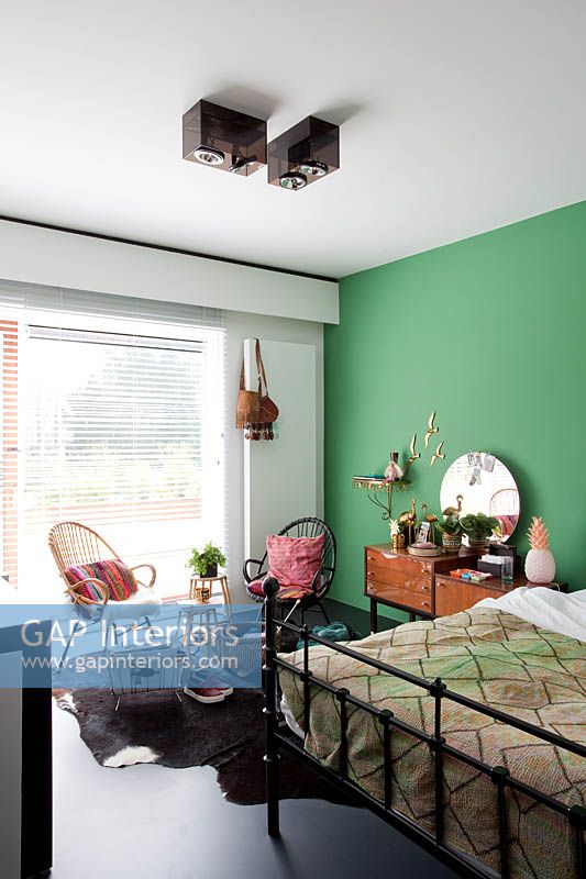 Chambre colorée avec coin salon