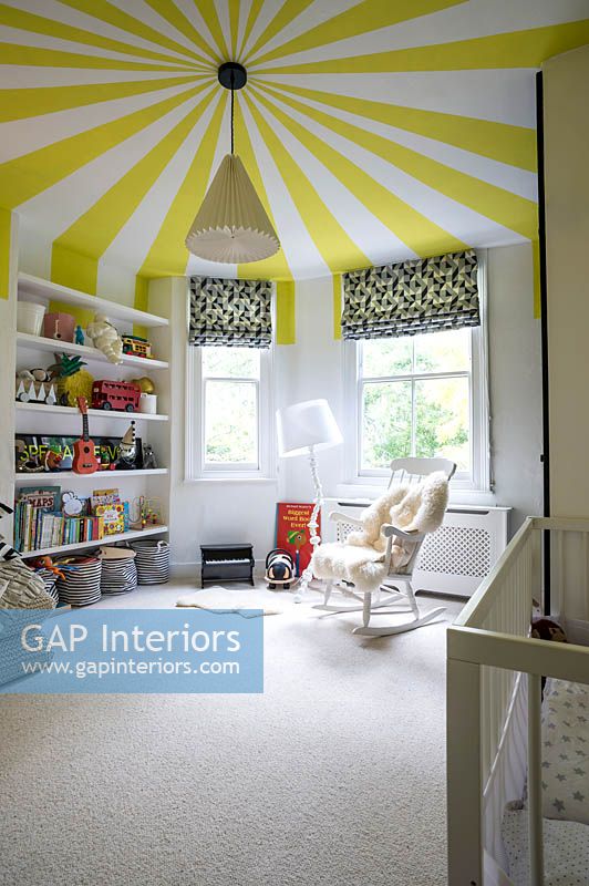 Chambre pour enfants avec plafond coloré