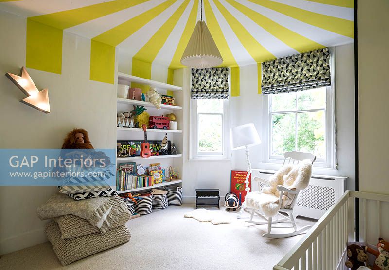 Chambre pour enfants avec plafond coloré