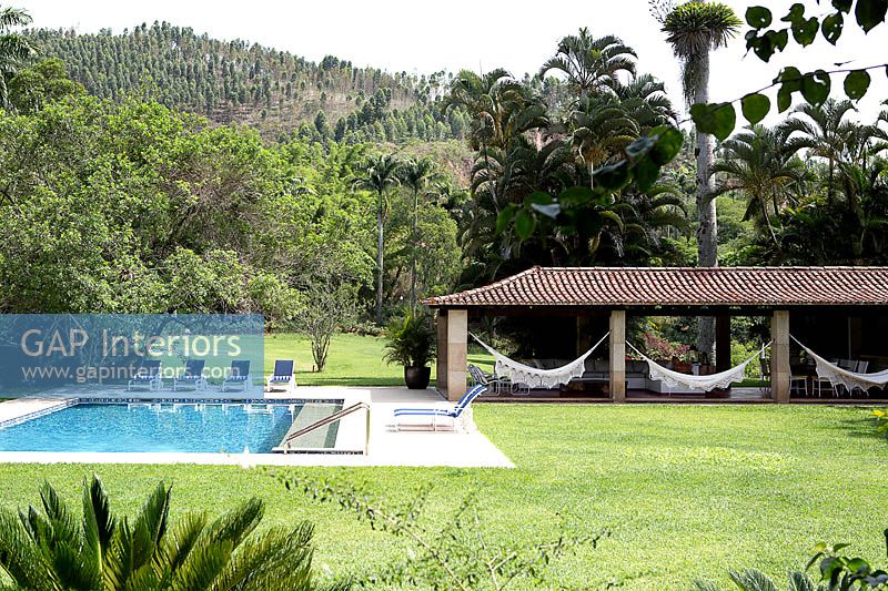 Jardin tropical avec piscine