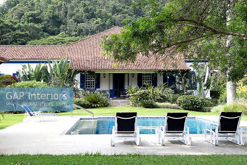 Jardin tropical avec piscine