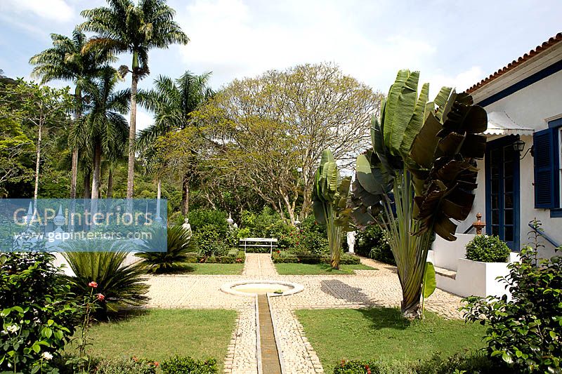 Jardin tropical avec plan d'eau