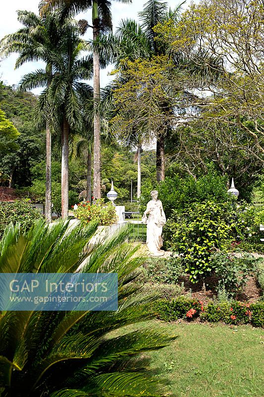 Jardin tropical avec des statues