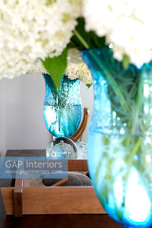 Vases turquoise à fleurs blanches