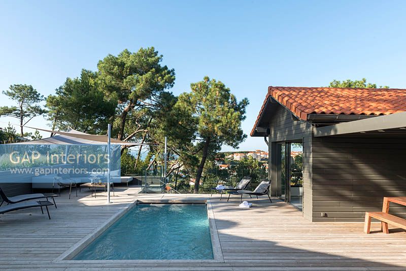Maison contemporaine et terrasse avec piscine