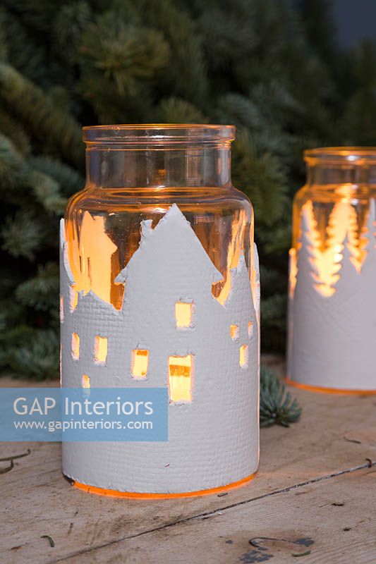 Lanternes d'argile - pots en verre enveloppés d'un paysage urbain d'argile texturé
