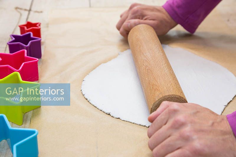Faire des étoiles d'argile - Utilisez un rouleau à pâtisserie pour étirer la pâte à modeler