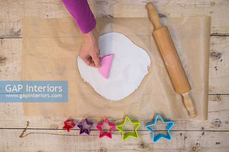 Faire des étoiles d'argile - Créez plusieurs impressions de motifs sur la pâte à modeler à l'aide du moule en silicone