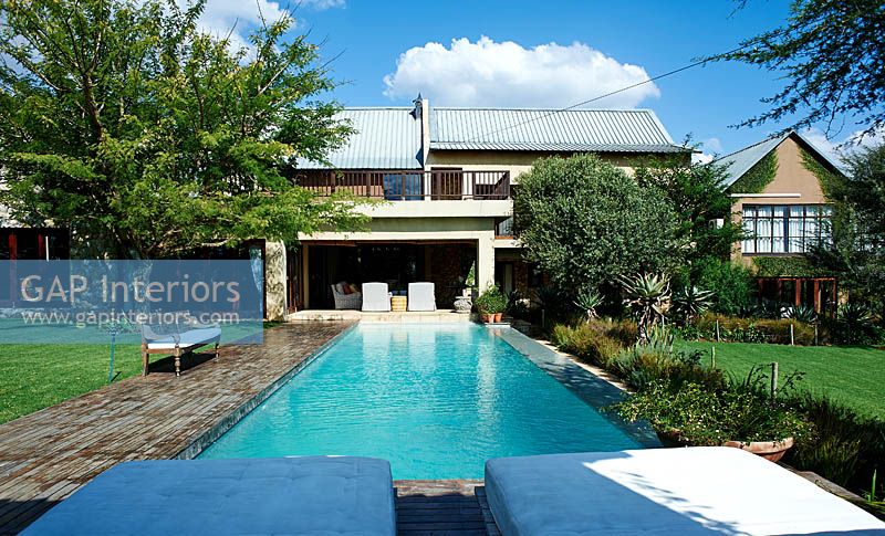 Maison moderne et jardin avec piscine