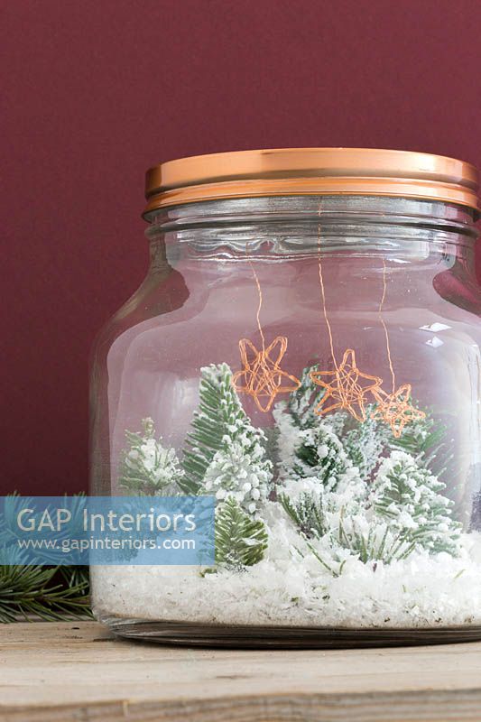 Fabrication d'étoiles en fil de cuivre - décorations finies suspendues à l'intérieur d'un bocal en verre miniature sur le thème de Noël