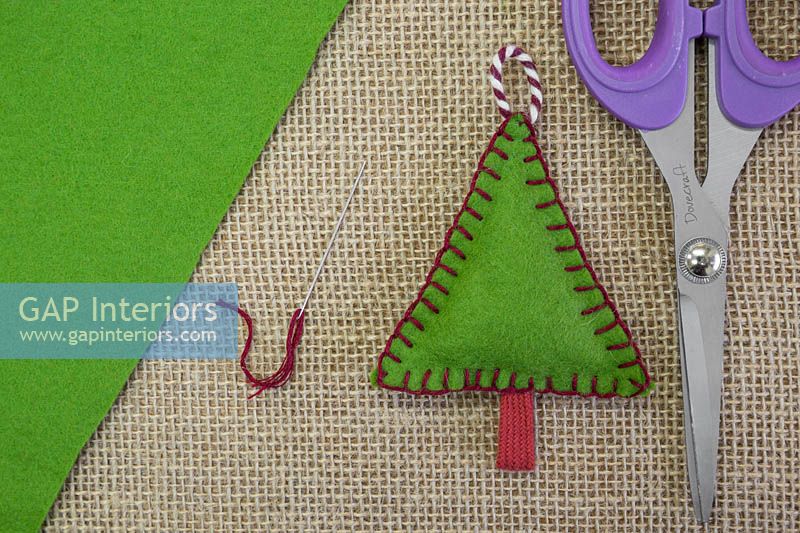 Faire des décorations de Noël en feutre cousu - Un sapin de Noël miniature en feutre et chaîne décorative