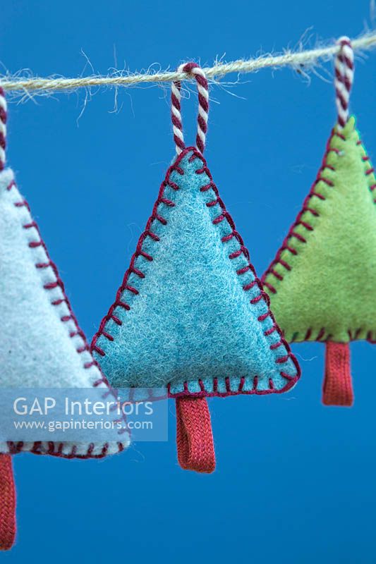 Fabrication de décorations de Noël en feutre cousu - arbres de Noël miniatures en feutre et chaîne décorative