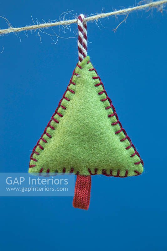 Faire des décorations de Noël en feutre cousu - arbre de Noël miniature en feutre et chaîne décorative