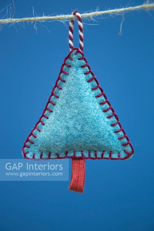 Faire des décorations de Noël en feutre cousu - arbre de Noël miniature en feutre et chaîne décorative