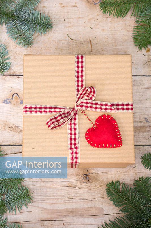 Coeur rouge cousu avec du tissu en feutre utilisé comme décoration de cadeau de Noël