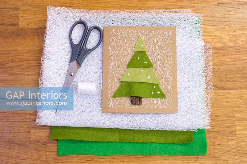 Fabrication de cartes de sapin de Noël en feutre - Le matériel requis est une aiguille, du fil, du tissu en filet, du feutre coloré et une paire de ciseaux