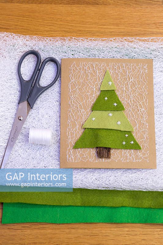 Fabrication de cartes de sapin de Noël en feutre - Le matériel requis est une aiguille, du fil, du tissu en filet, du feutre coloré et une paire de ciseaux