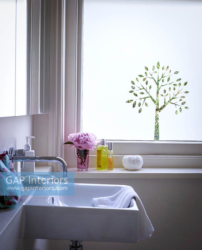 Fenêtre de salle de bain avec film décoratif