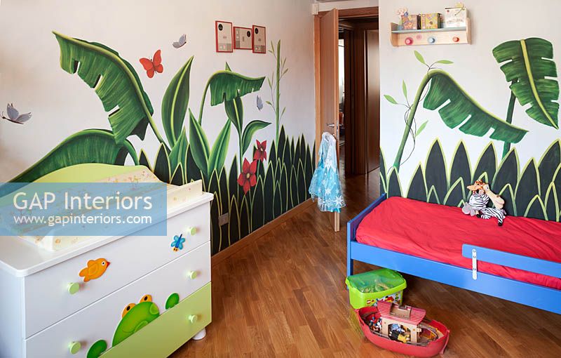 Chambre d'enfant avec peinture murale
