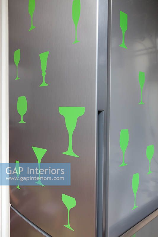 Réfrigérateur congélateur décoré d'autocollants