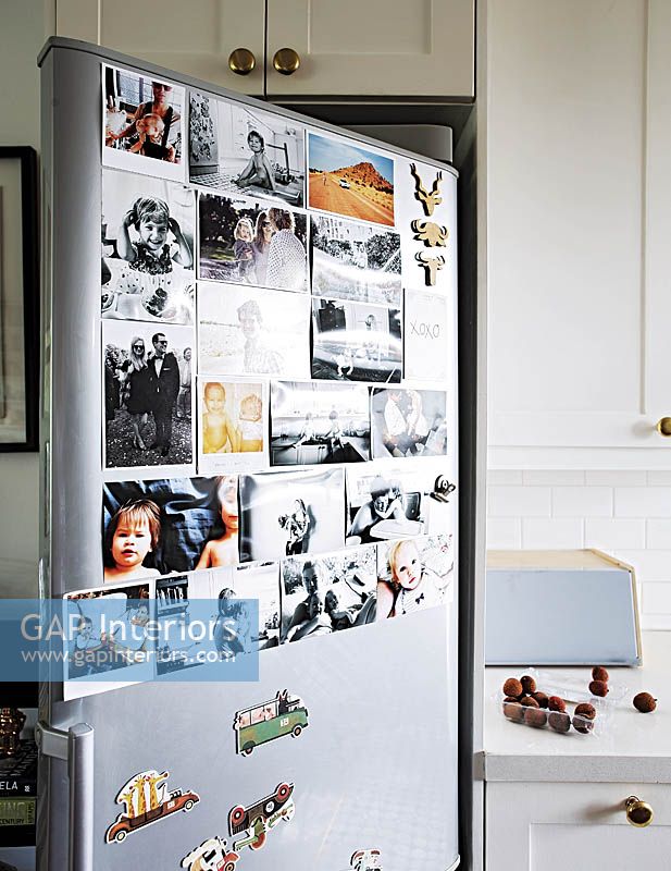 Affichage photo de famille sur la porte du réfrigérateur