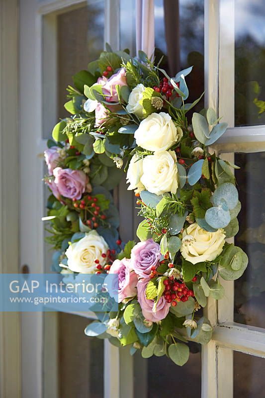 Porte d'entrée avec couronne de roses et feuillage d'eucalyptus