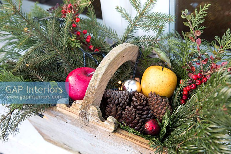 Décorations de Noël dans un trug en bois