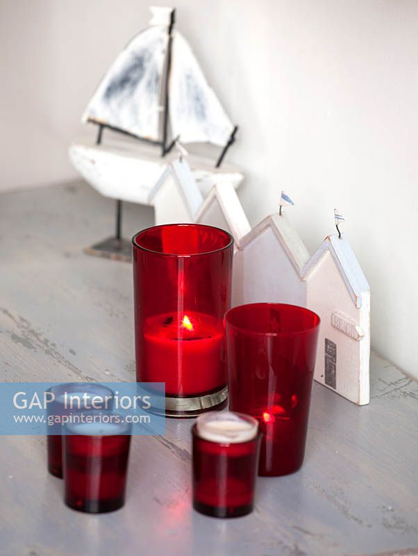 Table grise avec bougies rouges