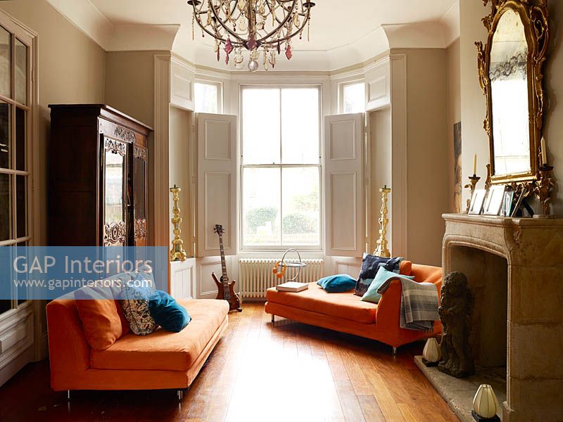 Salon classique avec des meubles modernes