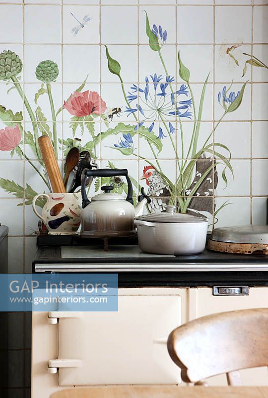 Cuisinière avec dosseret floral par Holly Lasseter