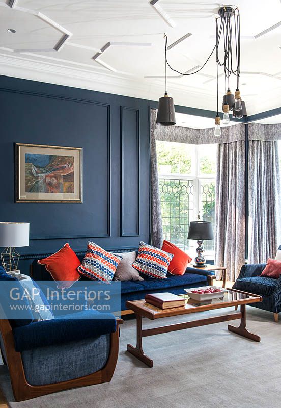 Coussins colorés sur canapé bleu