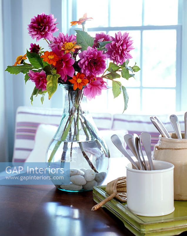 Fleurs colorées sur table à manger