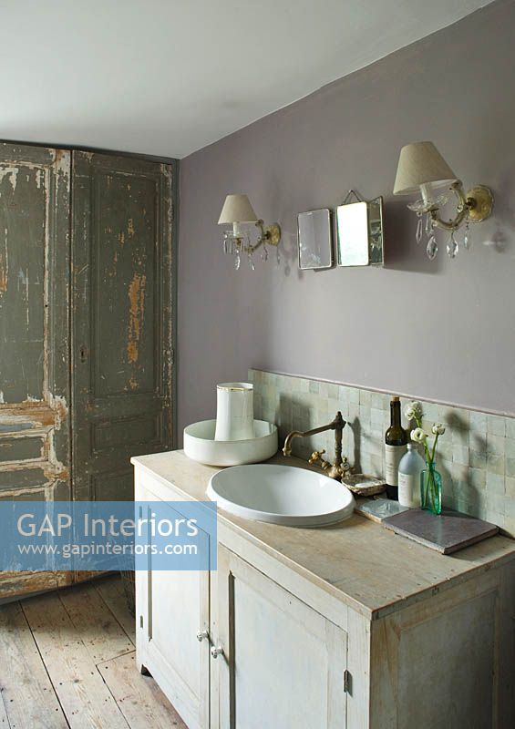 Salle de bain avec mobilier vintage