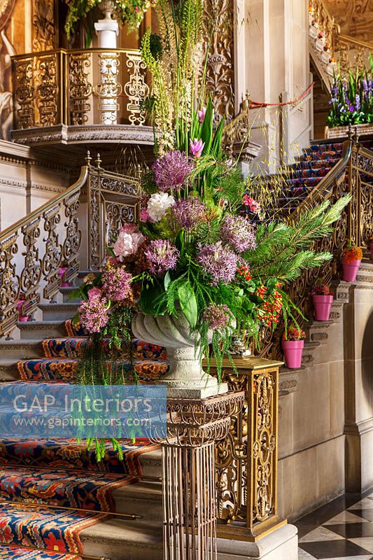 Affichage floral avec pivoines, alliums et fleurs d'alouette au pied du grand escalier