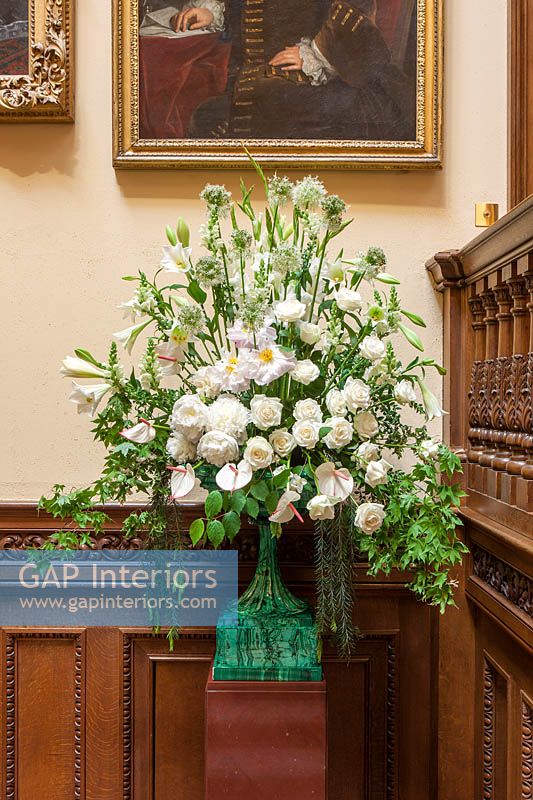 Présentoir floral sur escalier en chêne avec fleurs Allium 'Mont Everest' et Pivoine 'Duchesse de Nemours' dans un vase en malachite