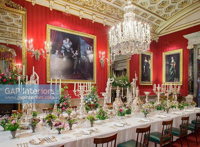 Grande salle à manger avec des décorations florales de table de pois de senteur, de bleuets et de fleurs Sweet William