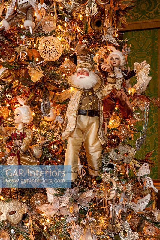 Arbre de Noël décoré de masques vénitiens, papillons et lunes dans la chambre des rois, Vaux le Vicomte