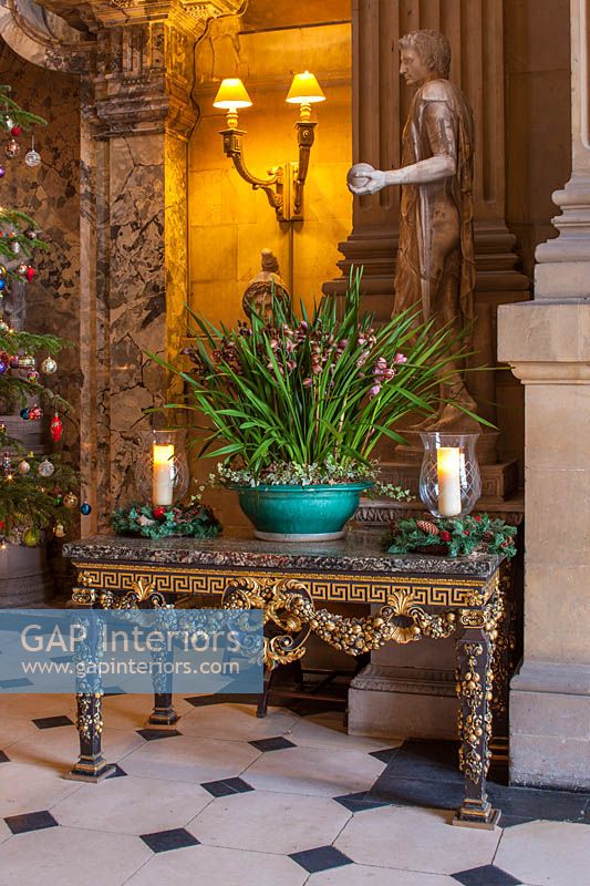 Décorations de Noël et orchidée en pot dans la grande salle, Castle Howard