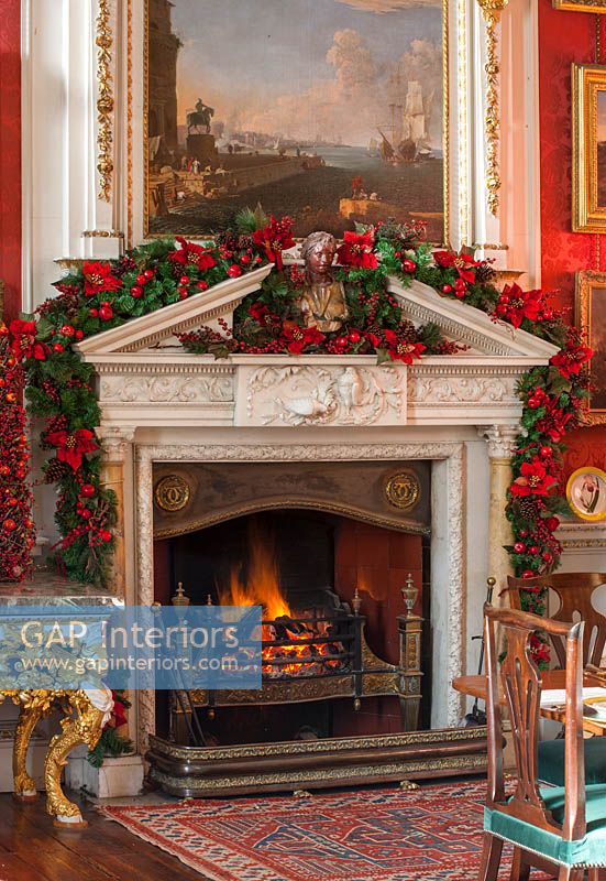 La cheminée de la salle à manger cramoisie décorée pour Noël, Castle Howard