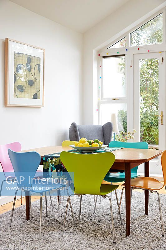 Chaises colorées à table à manger