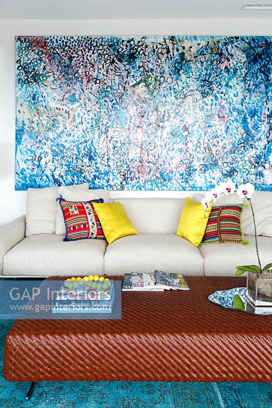 Peinture abstraite colorée au-dessus du canapé