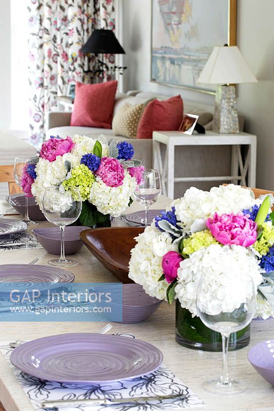 Décorations florales sur table à manger
