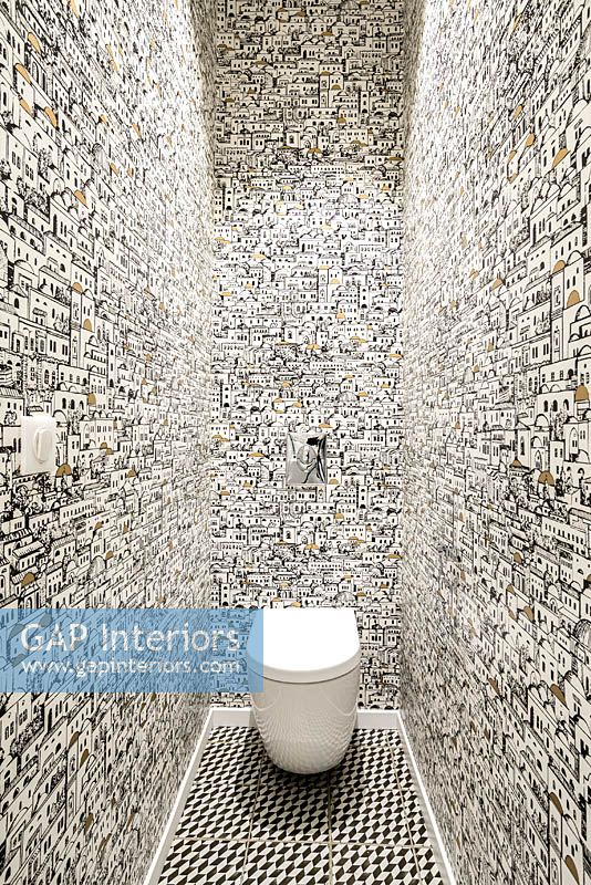 Papier peint à motifs dans les toilettes