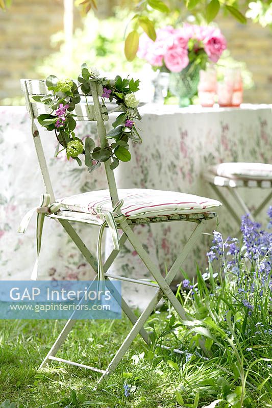 Couronne florale sur chaise de jardin