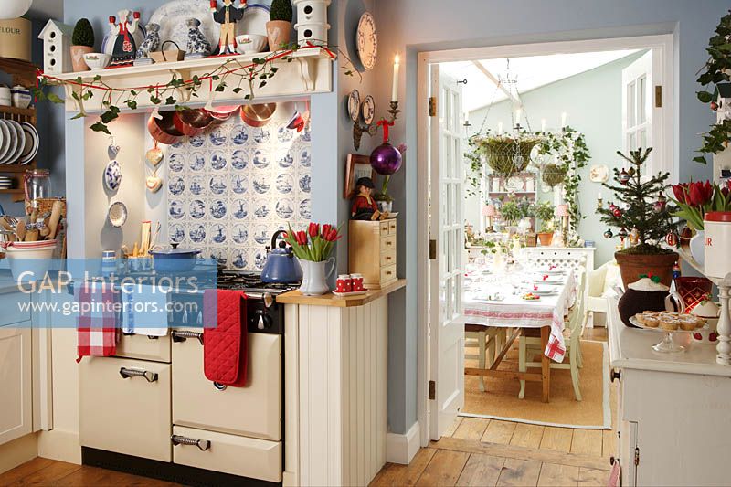 Cuisine et salle à manger de style rustique décorées pour Noël